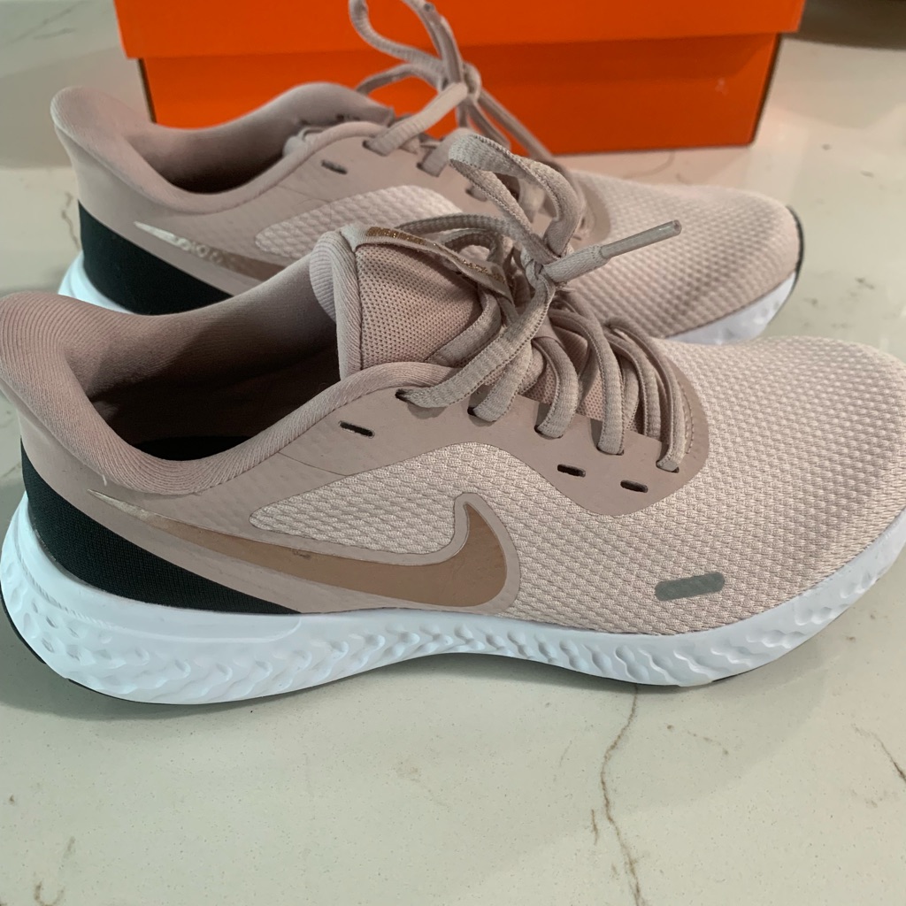 Womens Nike Revolution 5